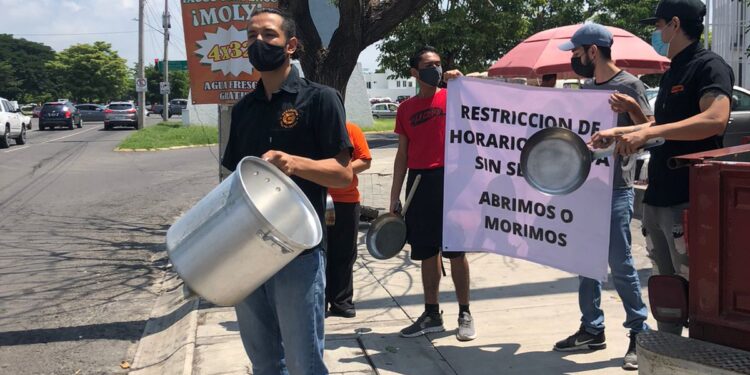 A CACEROLAZOS, RESTAURANTEROS EXIGEN MENOS RESTRICCIONES