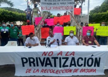 Se manifiestan trabajadores de Armería contra la concesión para recolección de basura