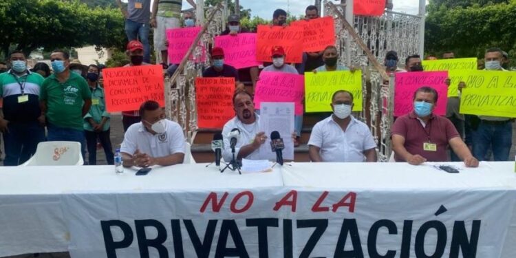 Se manifiestan trabajadores de Armería contra la concesión para recolección de basura