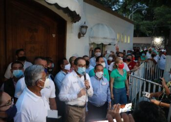 SE MANIFIESTAN BURÓCRATAS AFUERA DE CASA DE GOBIERNO POR EL INCUMPLIMIENTO DEL PAGO DE SU SALARIO; SALE NACHO Y “LES DA LARGAS