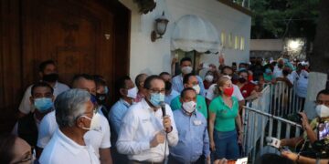 SE MANIFIESTAN BURÓCRATAS AFUERA DE CASA DE GOBIERNO POR EL INCUMPLIMIENTO DEL PAGO DE SU SALARIO; SALE NACHO Y “LES DA LARGAS