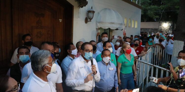 SE MANIFIESTAN BURÓCRATAS AFUERA DE CASA DE GOBIERNO POR EL INCUMPLIMIENTO DEL PAGO DE SU SALARIO; SALE NACHO Y “LES DA LARGAS