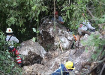 PC Y LA INICIATIVA PRIVADA TRABAJAN EN EL RESCATE DE LAS VÍCTIMAS DEL DERRUMBE EN LA CARRETERA VDEA – MINATITLÁN