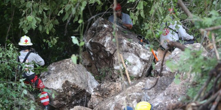 PC Y LA INICIATIVA PRIVADA TRABAJAN EN EL RESCATE DE LAS VÍCTIMAS DEL DERRUMBE EN LA CARRETERA VDEA – MINATITLÁN