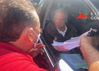 BURÓCRATAS DE COLIMA ENTREGAN OFICIO A AMLO; PIDEN SU INTERVENCIÓN PARA EL PAGO DE SUS PRESTACIONES Y QUINCENAS