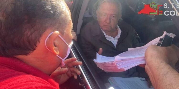 BURÓCRATAS DE COLIMA ENTREGAN OFICIO A AMLO; PIDEN SU INTERVENCIÓN PARA EL PAGO DE SUS PRESTACIONES Y QUINCENAS