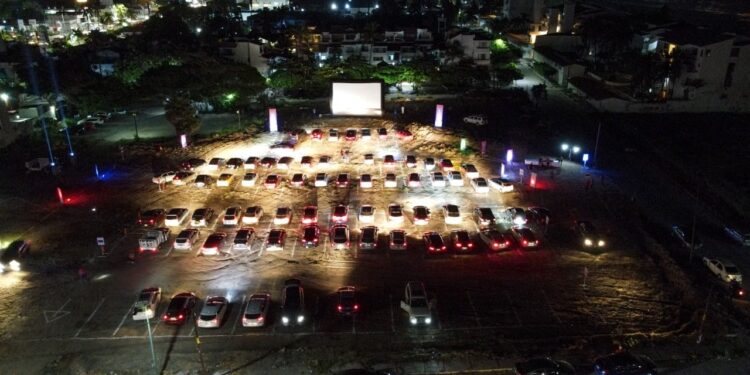 CASI MIL PERSONAS DISFRUTARON DEL AUTOCINEMA DE PEÑA COLORADA, EN MANZANILLO
