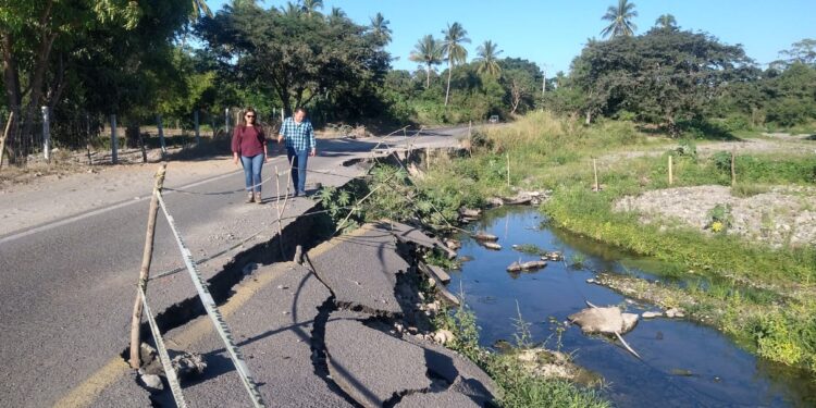 POR CONCLUIR LA RECONSTRUCCIÓN DE LA CARRETERA TECOMÁN – COFRADÍA DE MORELOS