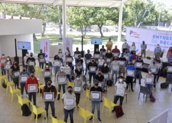 PEÑA COLORADA Y FUNDACIÓN TELEVISA ENTREGAN BECAS A ESTUDIANTES DE LA UDEC