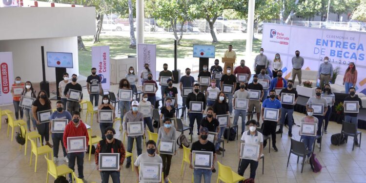 PEÑA COLORADA Y FUNDACIÓN TELEVISA ENTREGAN BECAS A ESTUDIANTES DE LA UDEC