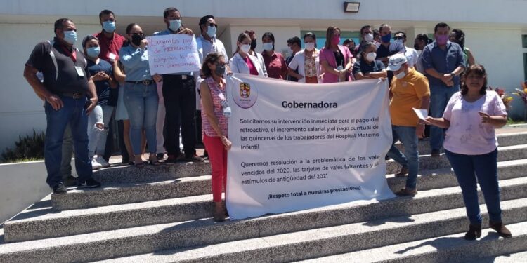 EXIGEN A SECRETARIA DE SALUD QUE SI NO PUEDE CON EL PAQUETE SE VAYA