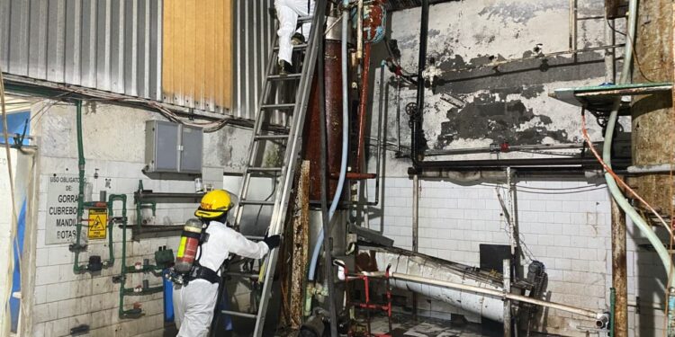 CONTROLA PROTECCIÓN CIVIL FUGA DE AMONIACO EN EL CENTRO DE COLIMA