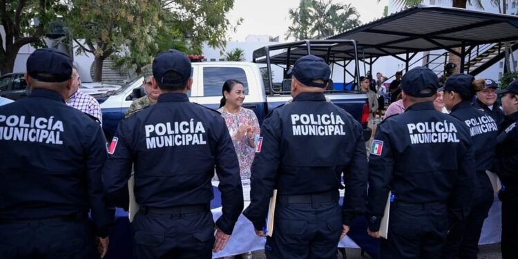ENTREGAN ASCENSOS A 27 POLICÍAS DE MANZANILLO