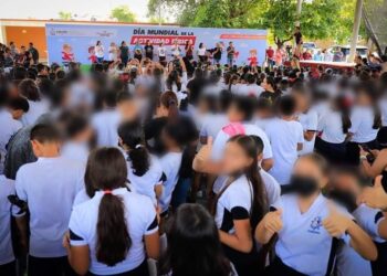 SE INTOXICAN ESTUDIANTES DE SECUNDARIA Y PRIMARIA EN MANZANILLO, CON BEBIDAS QUE LES DIO PERSONAL DE LA SECRETARÍA DE EDUCACIÓN, DENUNCIARON PADRES DE FAMILIA