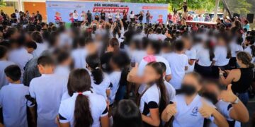 SE INTOXICAN ESTUDIANTES DE SECUNDARIA Y PRIMARIA EN MANZANILLO, CON BEBIDAS QUE LES DIO PERSONAL DE LA SECRETARÍA DE EDUCACIÓN, DENUNCIARON PADRES DE FAMILIA
