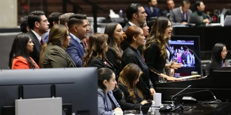 A PARTIR DE LOS 18 AÑOS SE PODRÁ SER DIPUTADO O DIPUTADA FEDERAL, ASÍ COMO SECRETARIO O SECRETARIA DE ESTADO