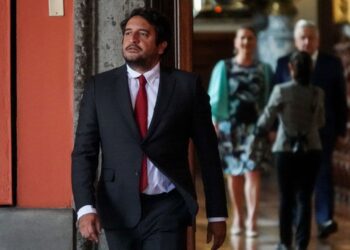 EXHIBEN CONTRATOS MILLONARIOS PARA AMIGOS DEL HIJO DE AMLO