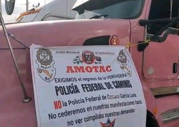 TRANSPORTISTAS BLOQUEAN PARCIALMENTE LA AUTOPISTA TECOMÁN -COLIMA, A LA ALTURA DE LA COLONIA BAYARDO