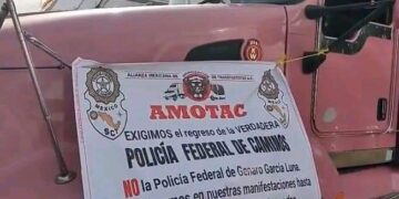 TRANSPORTISTAS BLOQUEAN PARCIALMENTE LA AUTOPISTA TECOMÁN -COLIMA, A LA ALTURA DE LA COLONIA BAYARDO