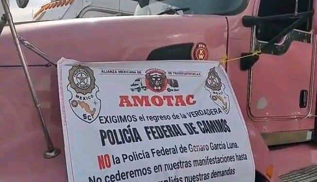 TRANSPORTISTAS BLOQUEAN PARCIALMENTE LA AUTOPISTA TECOMÁN -COLIMA, A LA ALTURA DE LA COLONIA BAYARDO