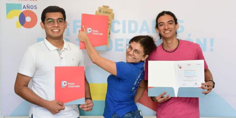 BÉCALOS Y PEÑA COLORADA ENTREGAN BECAS A ESTUDIANTES DE LA UDEC, TEC DE COLIMA Y UTEM