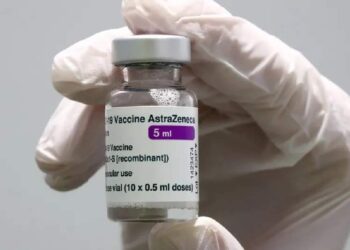 RETIRAN VACUNA AZTRAZENECA CONTRA COVID POR OCASIONAR TROMBOSIS