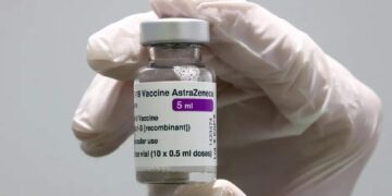 RETIRAN VACUNA AZTRAZENECA CONTRA COVID POR OCASIONAR TROMBOSIS